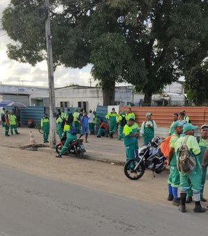Trabalhadores da Via Ambiental fazem protesto devido atraso no pagamento dos salários
