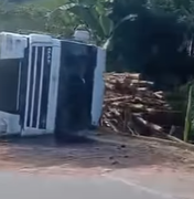 Caminhão carregado de madeira tomba na Cachoeira do Meirim, em Maceió