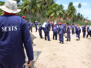 170 pessoas continuam trabalhando na limpeza das praias de Japaratinga