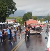 Batida entre caminhão e micro-ônibus deixa estragos e trânsito na BR-316, em Satuba