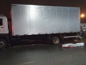 Acidente entre caminhão e moto deixa uma mulher morta e outra ferida, em Arapiraca