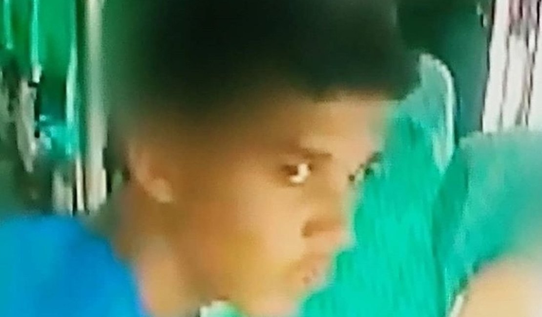 [Vídeo] Mãe reconhece filho como assaltante de micro-ônibus após reportagem
