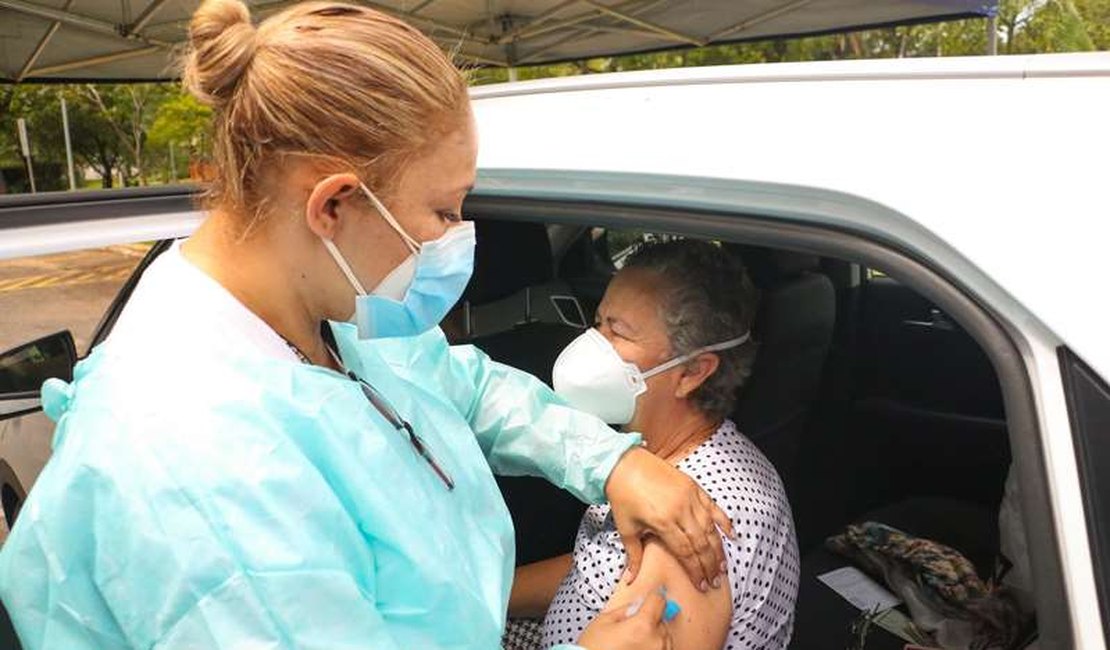 Com recorde de mortes, Bolsonaro reduz entrega de 10 mi de doses de vacinas