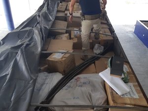 [Vídeo]PRF apreende mais de 3 mil pares de tênis falsificados na BR 423 em Canapi