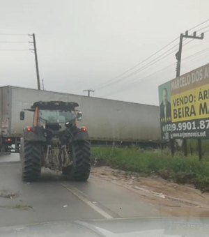 [Vídeo] Motorista perde controle direcional da carreta e sofre acidente em São Luís