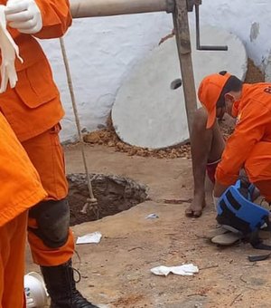 Pedreiro é socorrido após cair em fossa no bairro Baixão em Arapiraca