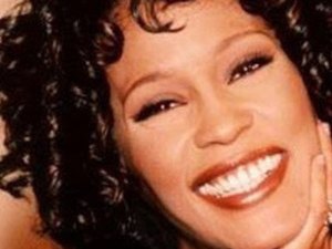 Whitney Houston perdeu dentes e pedaços de pele antes de morrer