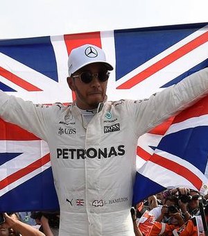 Hamilton homenageia Lauda após conquistar pole do GP de Mônaco