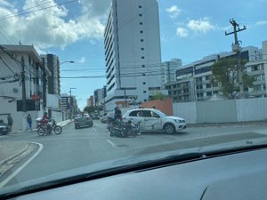 Colisão entre carro e moto deixa casal ferido na Rua Pedro Américo