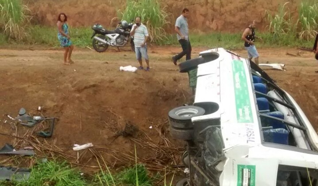 Veículo de transporte complementar capota e deixa uma criança morta e vários feridos