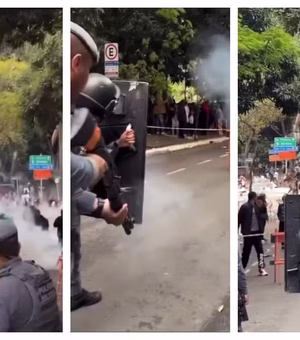 PM usa bombas de gás lacrimogêneo para dispersar opositores de Flávio Bolsonaro perto da Avenida Paulista