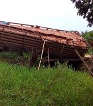 Carroça de caminhão ‘tomba’ na zona rural de Maragogi