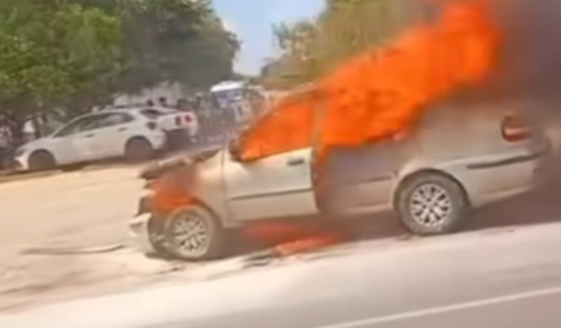 [Vídeo] Gestante é socorrida após carro pega fogo na Durval de Góes Monteiro, em Maceió