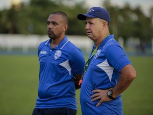 CSA: Ney da Matta relaciona 23 jogadores para o chamado duelo da classificação 