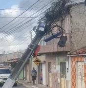 Caminhão danifica poste e deixa fiação elétrica em risco no Manoel Teles