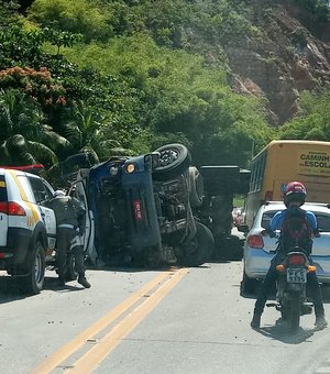 Caminhão tomba e deixa trânsito lento em Marechal Deodoro