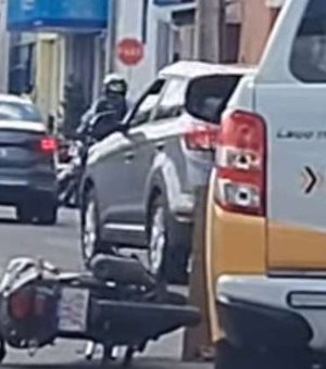 Passageira fica ferida após colisão entre mototáxi e carro no Centro de Arapiraca