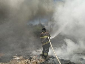 Incêndio atinge depósito localizado as margens da AL 220 em Arapiraca