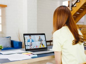 Mulheres ficam mais exaustas do que homens após videochamadas