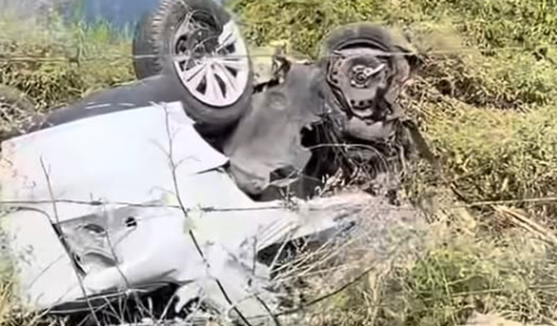 Dois jovens morrem em colisão frontal entre carros na AL-220, no Sertão
