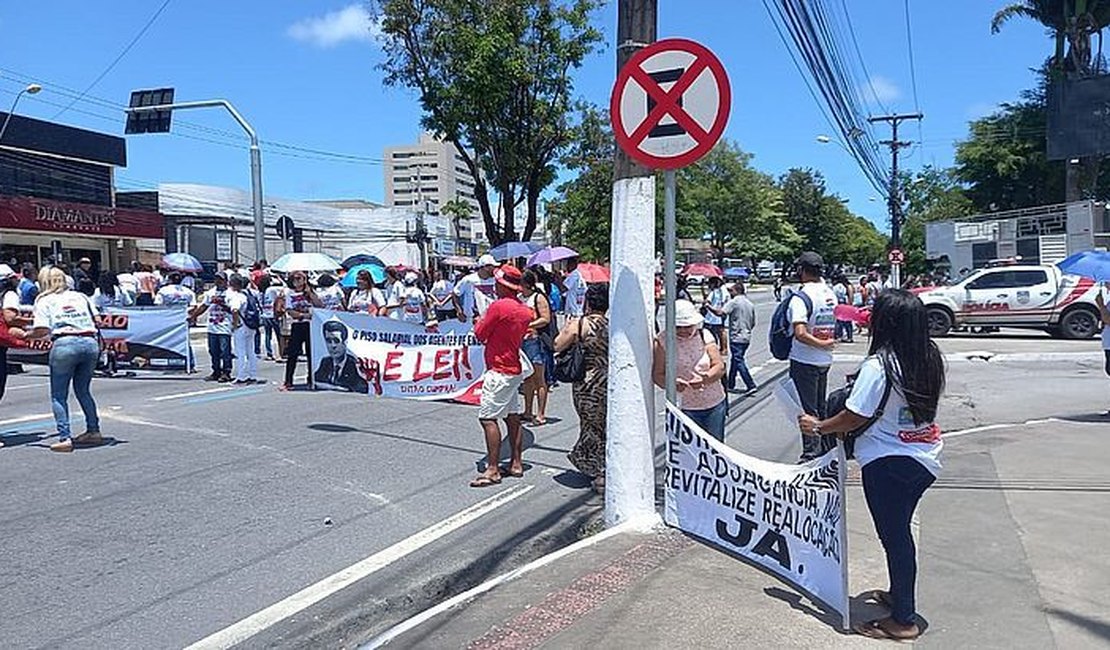 Agentes de endemias decretam greve e bloqueiam a Avenida Fernandes Lima