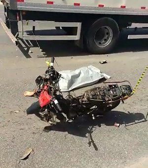 Vídeo: Motociclista morre ao colidir na traseira de um caminhão
