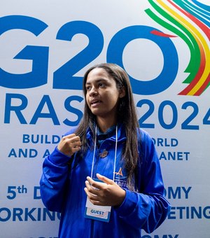 Estudante do Núcleo de Línguas Estrangeiras discursa em inglês no G20