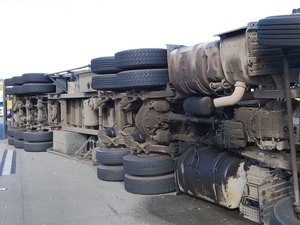 Carreta tomba na BR-101, em Novo Lino e deixa uma pessoa morta