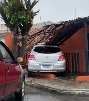 [Vídeo] Colisão entre dois veículos deixa fachada de restaurante destruída em Arapiraca