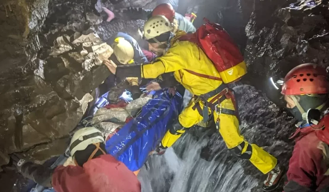 Após 54 horas, homem é resgatado em caverna no Reino Unido
