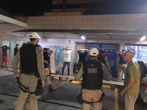 [Vídeos]  Rádio Patrulha e Bptran fecham o cerco em loja de conveniência de Maceió