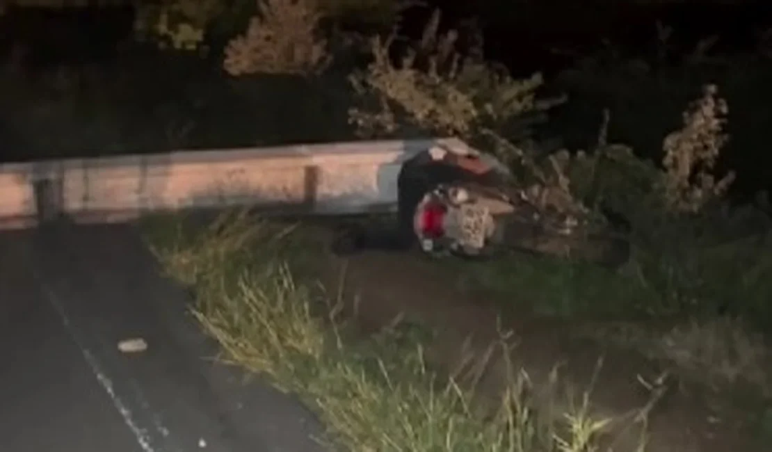 Motociclista morre após perder controle da moto e bater em poste em Água Branca