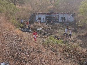Ônibus com romeiros capota na AL-220 e deixa feridos no Médio Sertão de Alagoas