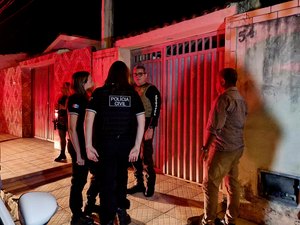 [Vídeo] Irmãos são resgatados em casa insalubre e se alimentando apenas com bolachas em Maceió