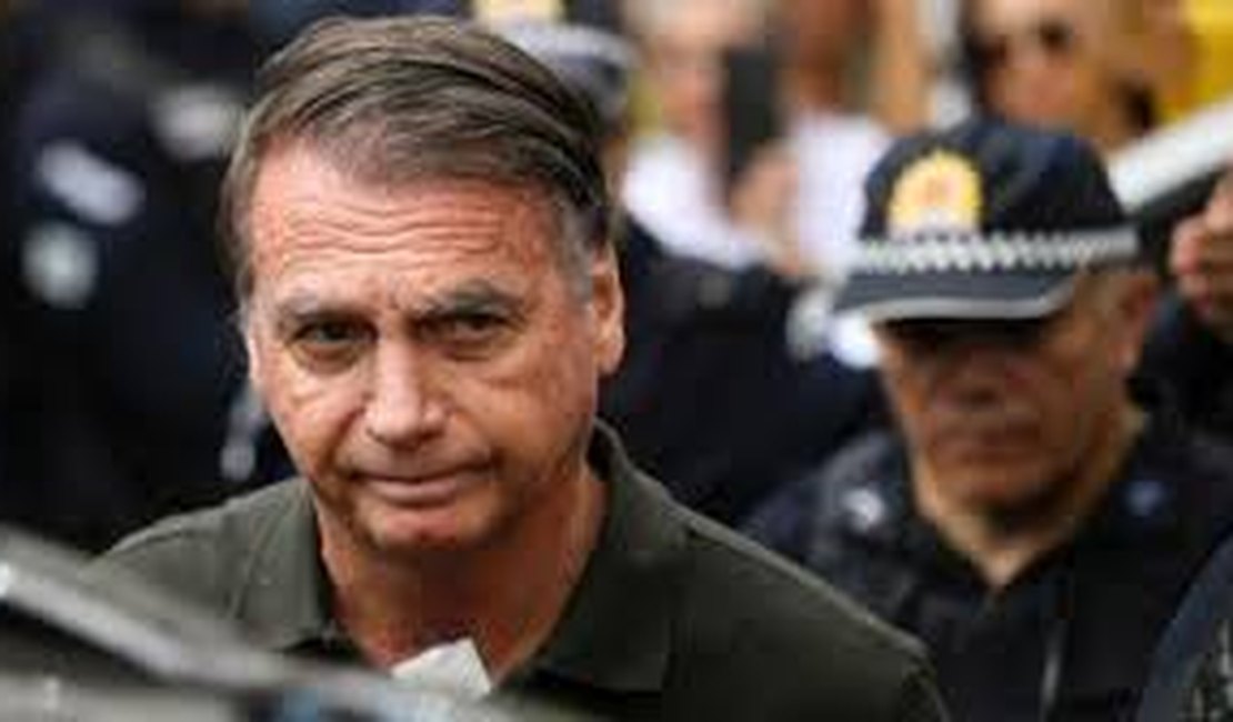 Bolsonaro está deprimido e ansioso por conta dos soluços, dizem médicos