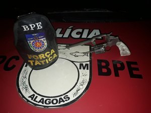 Jovem é preso e adolescente apreendido com arma e motocicleta roubada