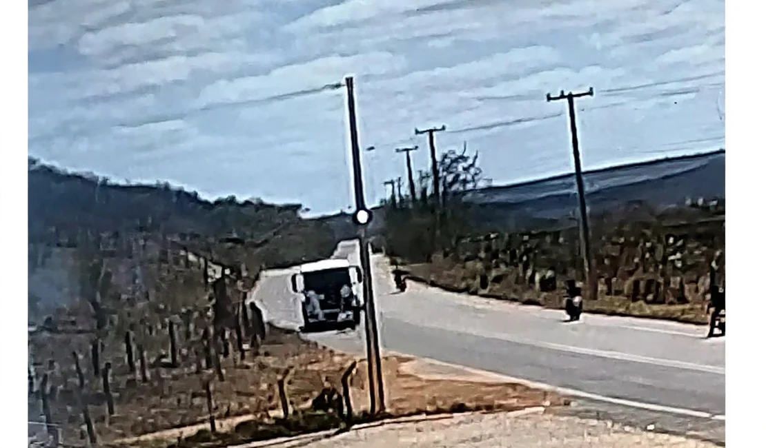 Colisão entre caminhão-pipa e moto deixa mulher morta no Sertão de Alagoas