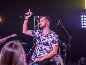 Cantor sertanejo Gláucio Lopes morre afogado ao cair de pedra em Paraty