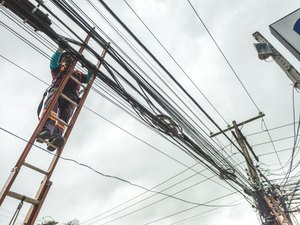 Prefeitura intensifica fiscalização contra instalação irregular de fiações e cabos em postes