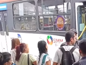 Passageiros se revoltam com atraso na saída de ônibus no terminal do Benedito Bentes