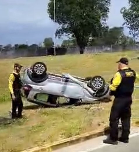 Carro capota na pista de acesso ao Aeroporto Internacional Zumbi dos Palmares