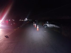 Motorista perde o controle e carro capota diversas vezes na AL-101 Sul