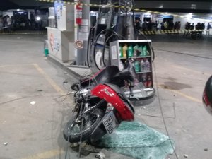 [Vídeo] Motorista perde controle de ônibus, atropela pessoas e destrói veículos no Agreste 