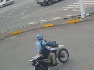 Mulher tem objetos furtados do seu veículo em estacionamento de loja