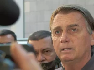 Presidente Jair Bolsonaro deixa hospital após receber alta médica