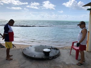 Barraqueiros encontram objeto incomum no Mirante da Sereia