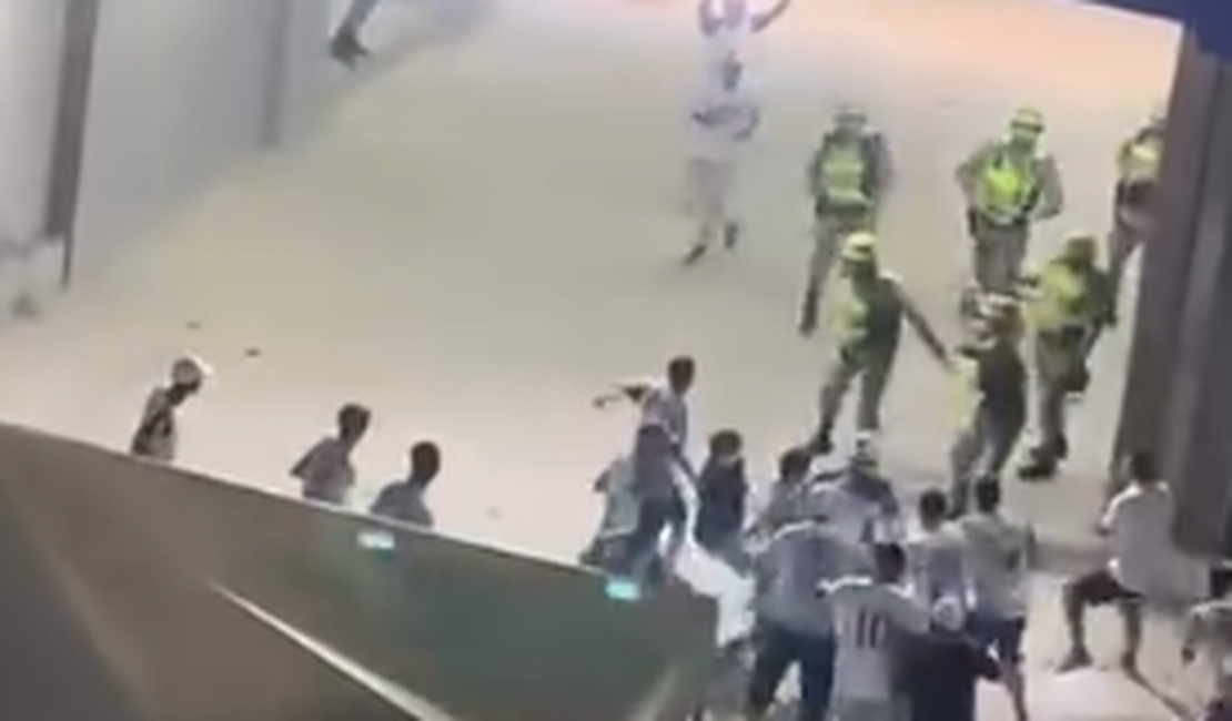 Imagens mostram torcedores do CSA partindo pra cima de PM´s no Rei Pelé