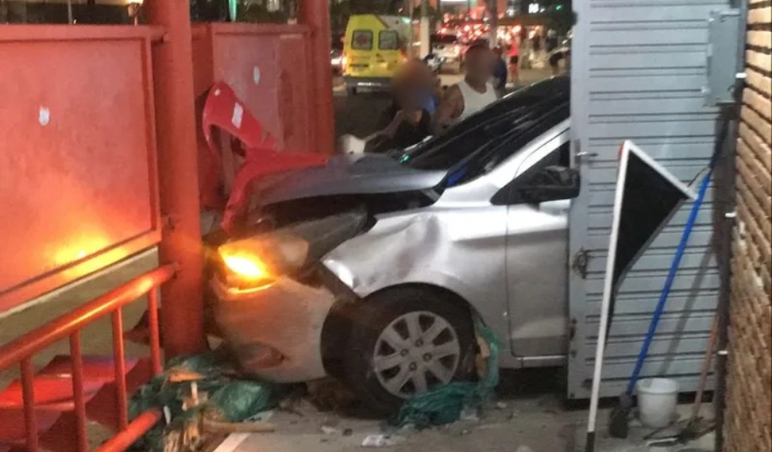 Carro atinge ponto de ônibus próximo a shopping de Maceió