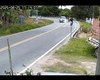 [Vídeo] Pneu de veículo voa e quase atinge motociclista no Passo de Camaragibe