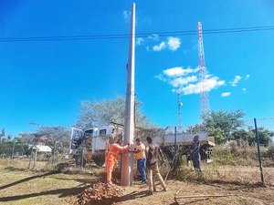 Prefeitura instala três postes e moderniza rede elétrica da UPA de Palmeira dos Índios